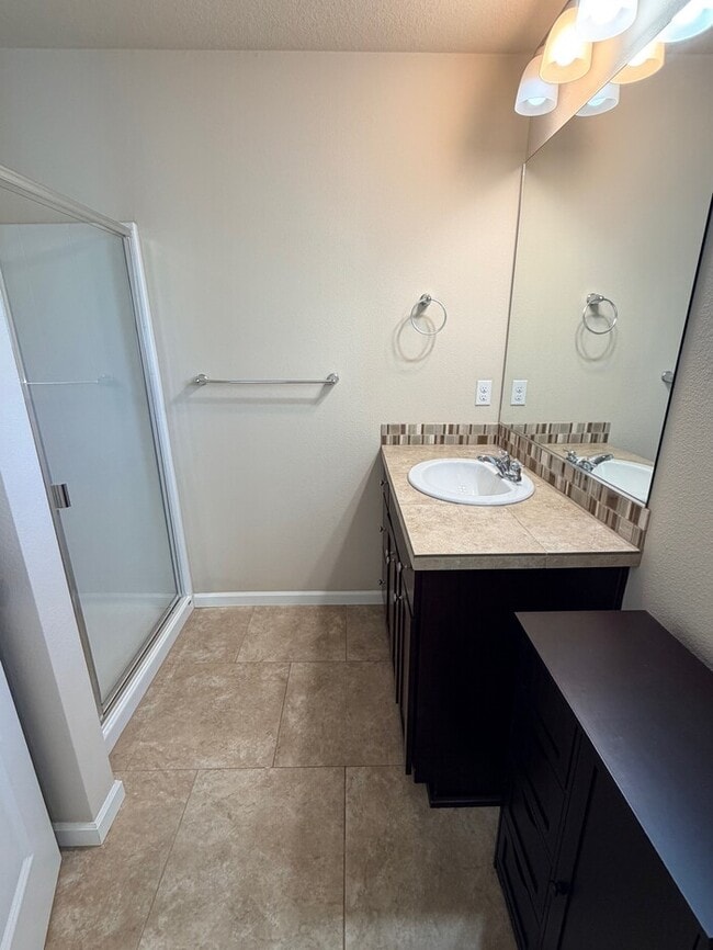 Building Photo - Beautiful Craftsman-Style Home is Ready Fo...