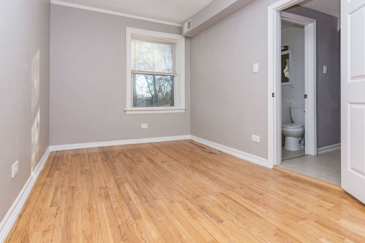 Building Photo - 1125 E 81st St