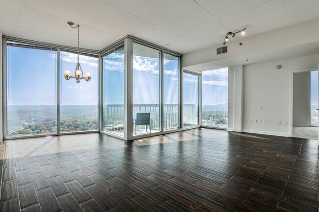 Building Photo - Luxury 28th Floor 2 Bedroom Condo For Leas...