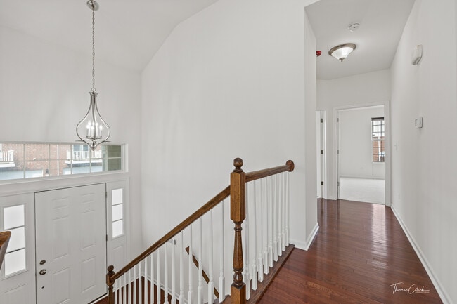 Building Photo - 2528 Dunraven Ave