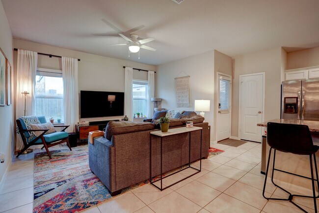 Building Photo - Warm & Spacious 3 Bed, 2 Bath Home with Fenced Backyard