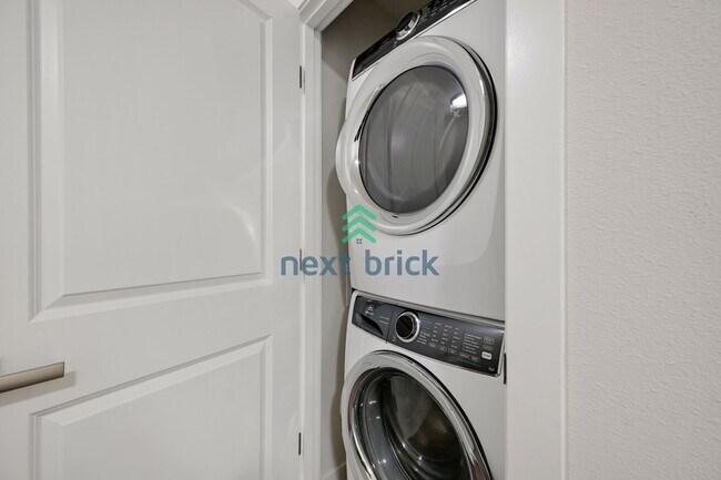 Building Photo - 2 BED & 2.5 BATH TOWNHOUSE FOR RENT