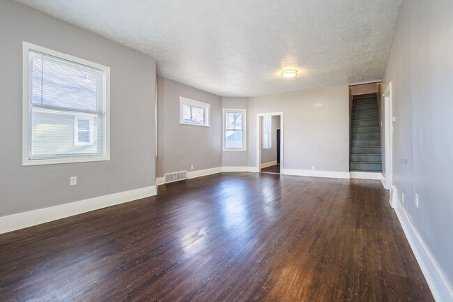 Building Photo - Spacious and Inviting 3 Bed 2 Bath House!