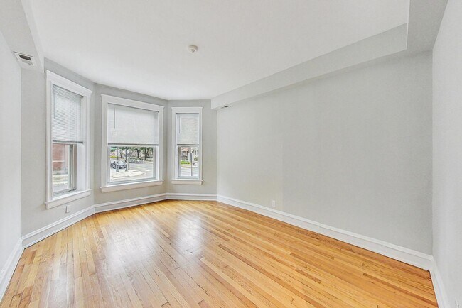 Building Photo - 4000 N Hermitage Ave