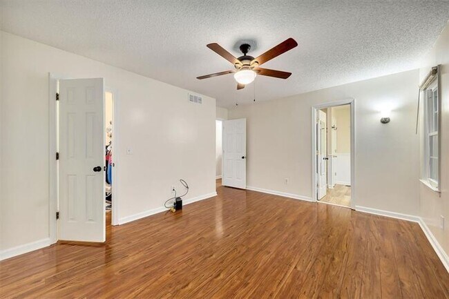 Building Photo - 718 Players Ct