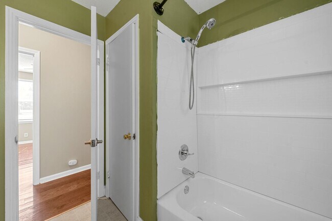Building Photo - 3 Bedroom 2 Bath Dog Friendly Home For Rent Near Providence Blvd.