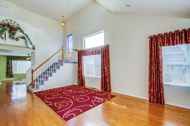 Building Photo - Impeccable 5 Bedroom Home with Mountain Views