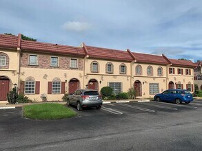 Building Photo - 3060 Riverside Dr