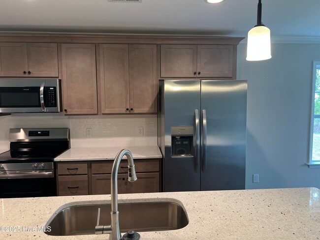 Building Photo - 2205 Rhinestone Dr