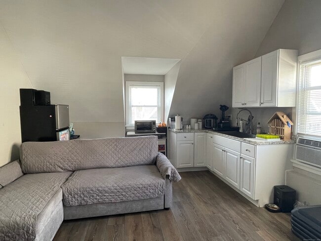 Building Photo - 40 Scofield Ave