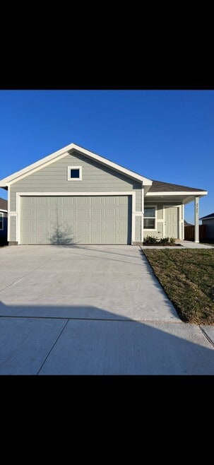 Building Photo - 2725 Kingsman Dr