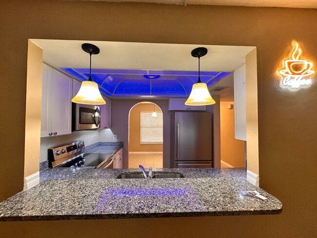 Building Photo - 4310 Santa Barbara Blvd