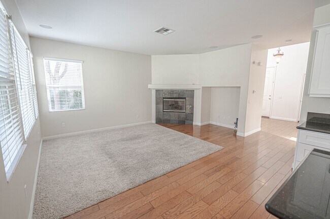 Building Photo - COMING SOON! 3 Bedroom Home for Rent in Santa Clarita!