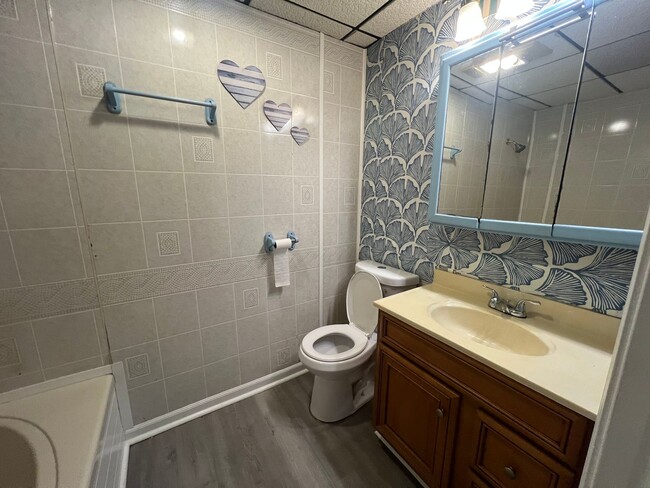 Building Photo - 4 Bedroom 2.5 Bathroom Home