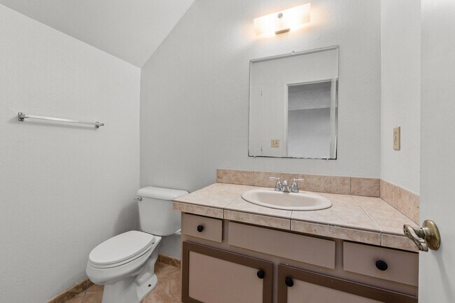 Building Photo - Spacious 3-Bedroom Townhome Near UCSD & UT...