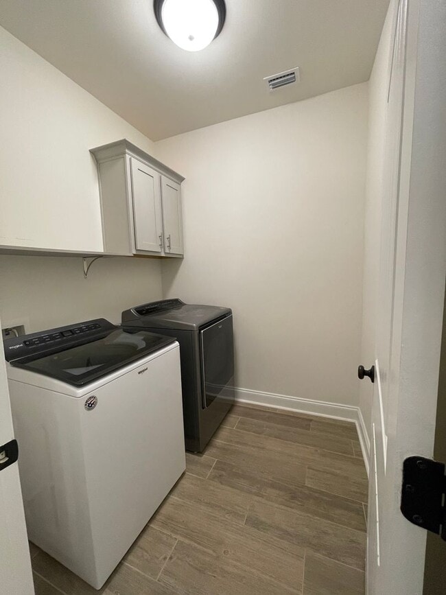 Building Photo - 3 Bedroom, 2 bathroom in Twin Beech Estate...