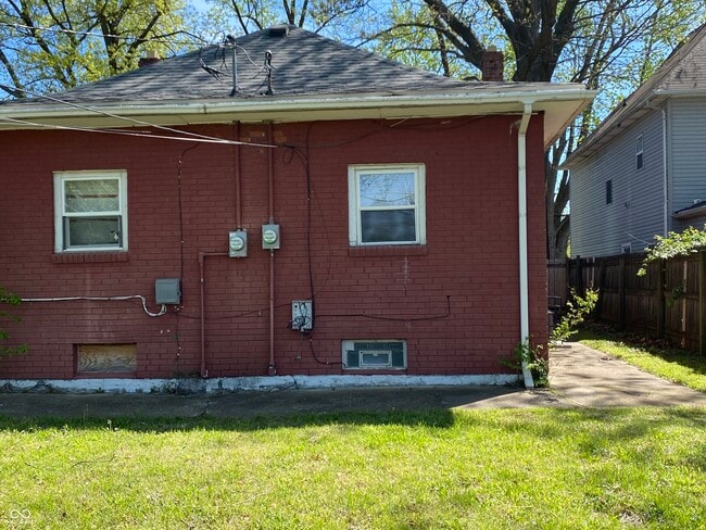 Building Photo - 2842 N Chester Ave