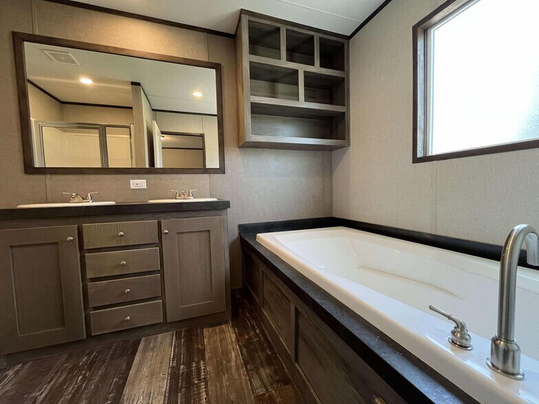 Building Photo - 204 Marie St