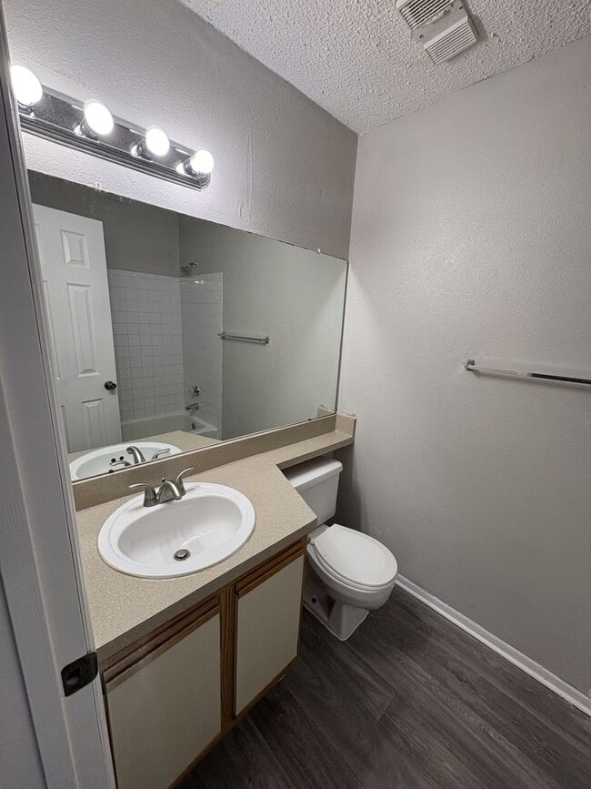 Building Photo - Large 2-bedroom 2-bath Condo