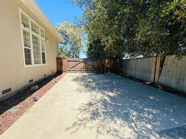 Building Photo - 388 Knowles Dr