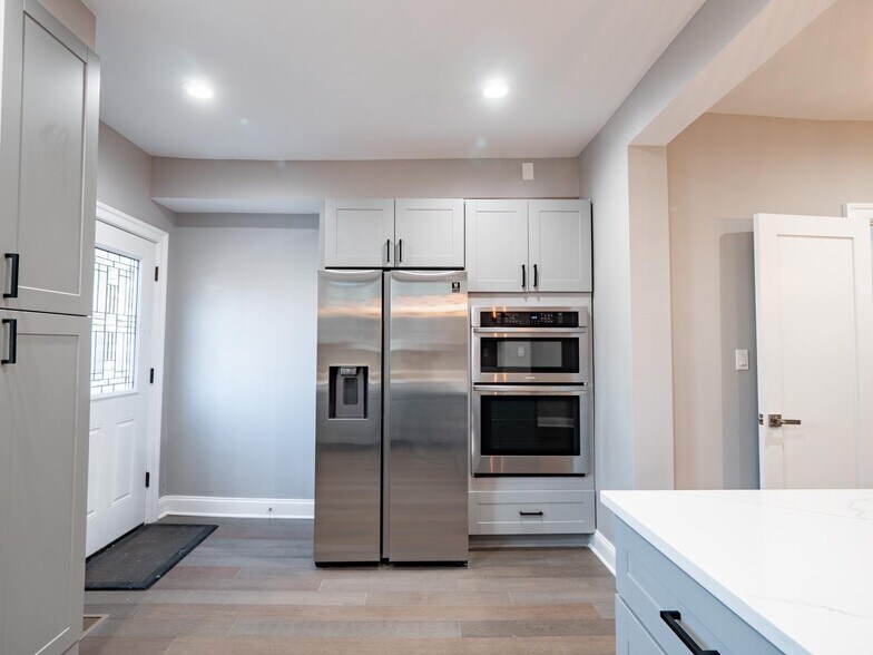 Building Photo - Elegant Petworth townhouse near Rock Creek...