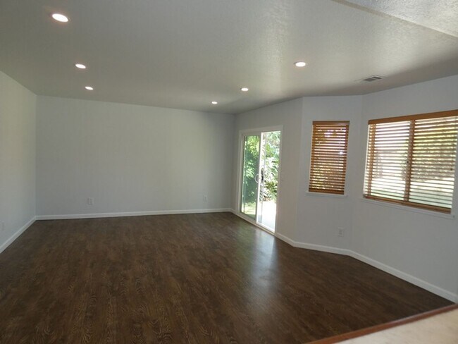Building Photo - Spacious Orcutt Area Home in Gated Community