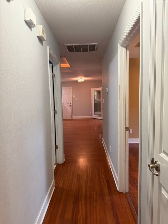 Building Photo - 3/2 home located just off N. Meridian and Available NOW.