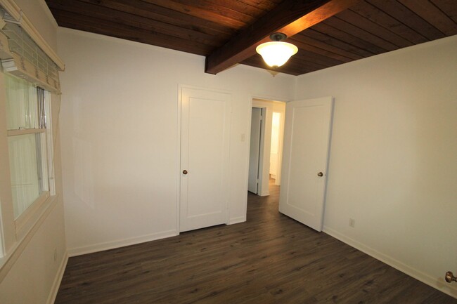 Building Photo - Quaint Santa Paula Home