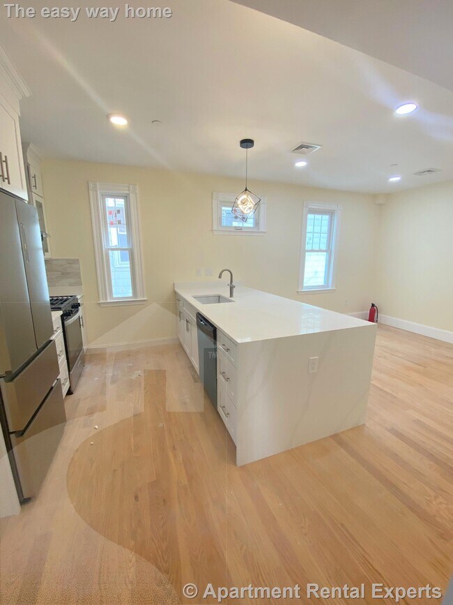 Building Photo - 32 Putnam Ave