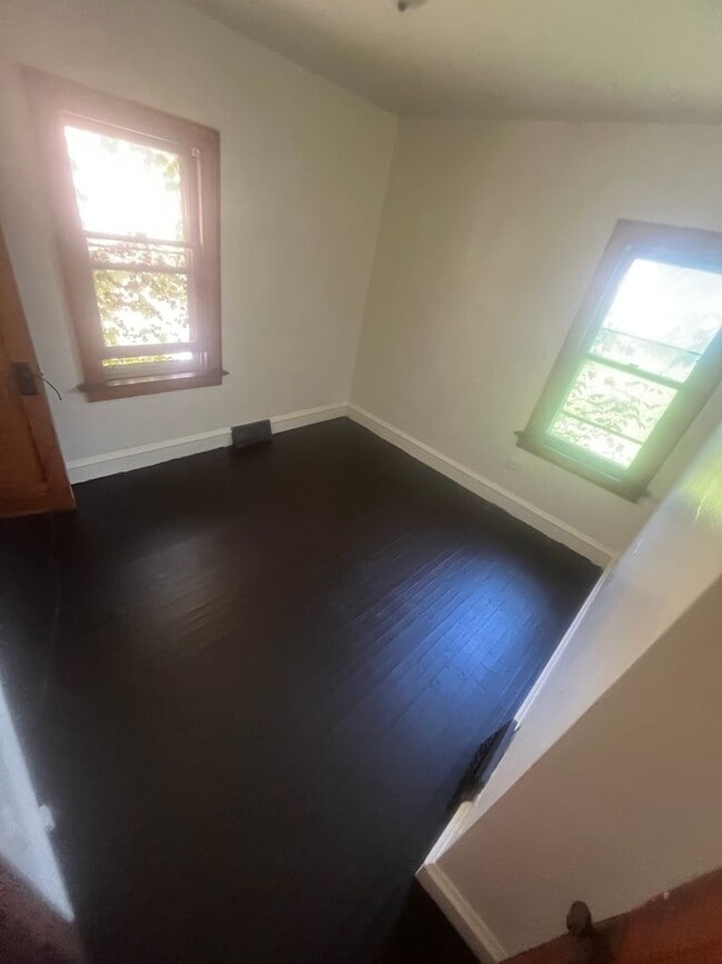 Building Photo - Spacious 2Bedroom Lower Duplex