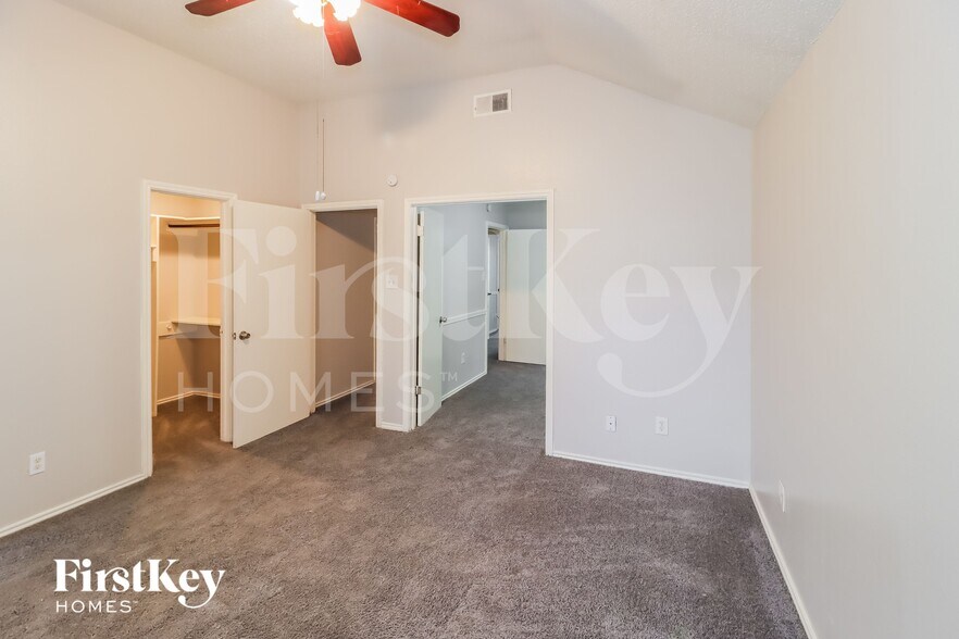Building Photo - 3200 Creekwood Ln