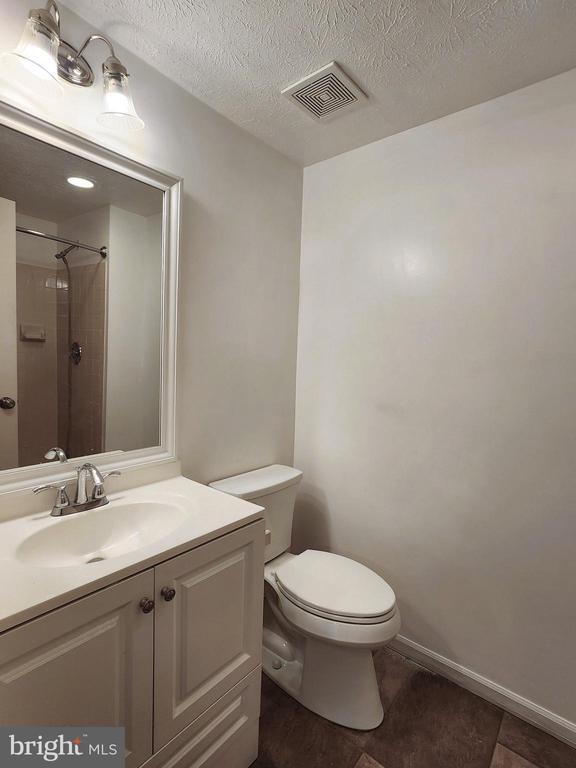 Building Photo - 13 Locust Path Ct