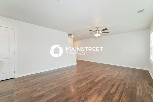 Building Photo - 4 Bedroom Pet-Friendly Home in KNOXVILLE, TN with Main Street Renewal