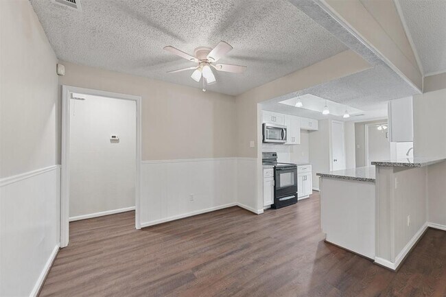 Building Photo - 7103 Foxway Ln