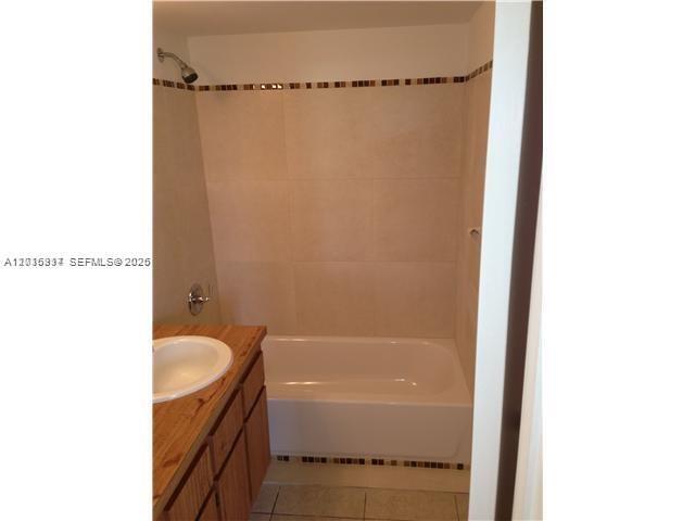 Building Photo - 895 Twin Lakes Dr