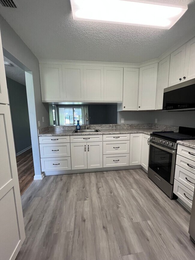 Building Photo - Kings Colony 2 / 2 bath with Florida room!