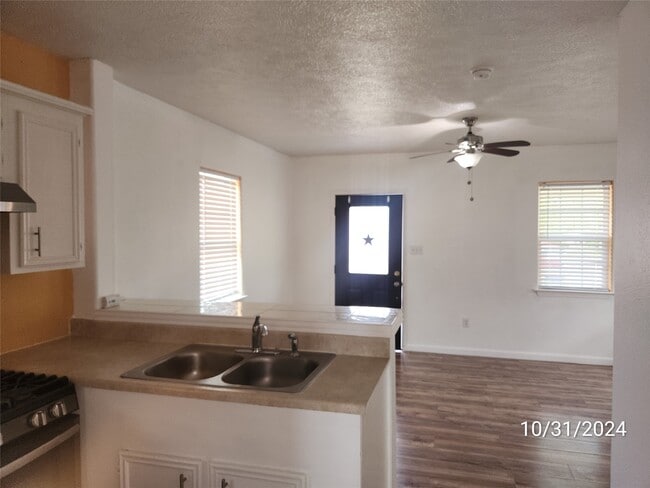 Building Photo - 703 N Avenue B