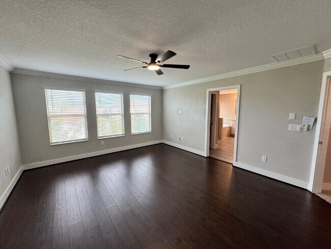 Building Photo - "Spacious 4-Bed Home with Granite Countert...
