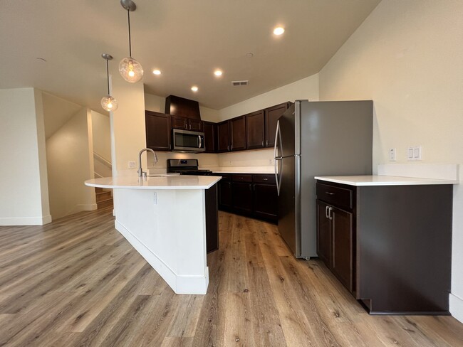 Building Photo - Modern 3BD/2.5BA in La Jolla! Private Doub...