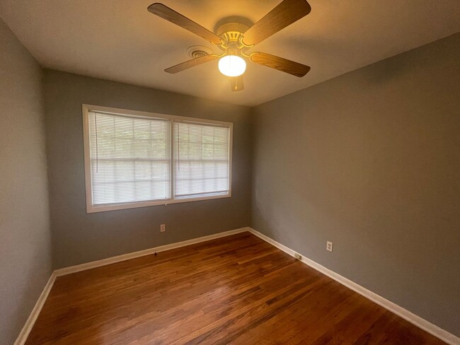 Building Photo - Three Bedroom Off Milledge Available