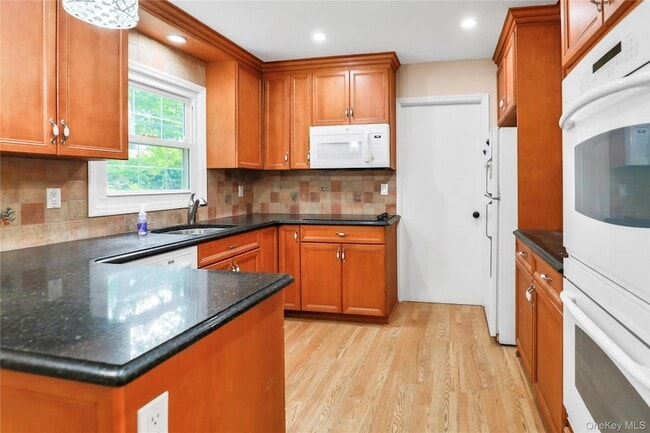 Building Photo - 40 Seabrook Ln