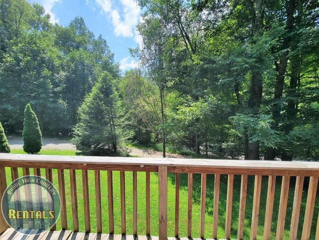 Building Photo - 3/2 One-Level Living Cabin in A Serene Setting!