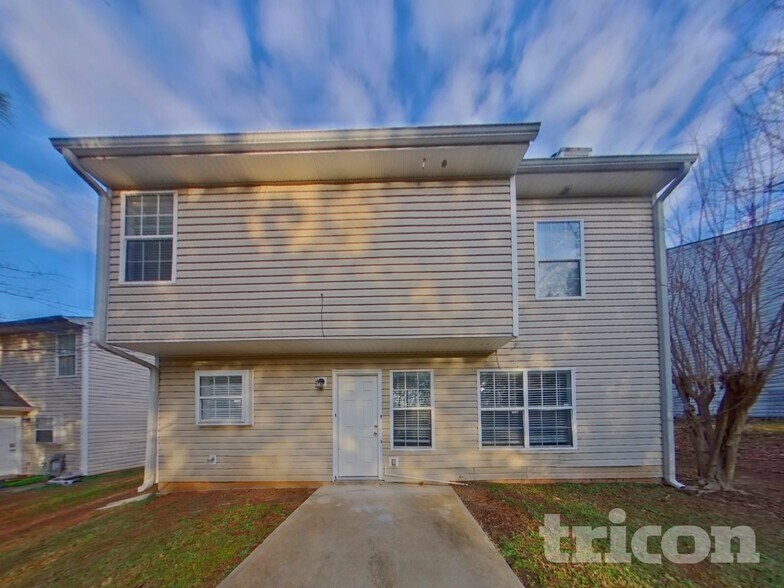 Building Photo - 7052 Ravenwood Ln