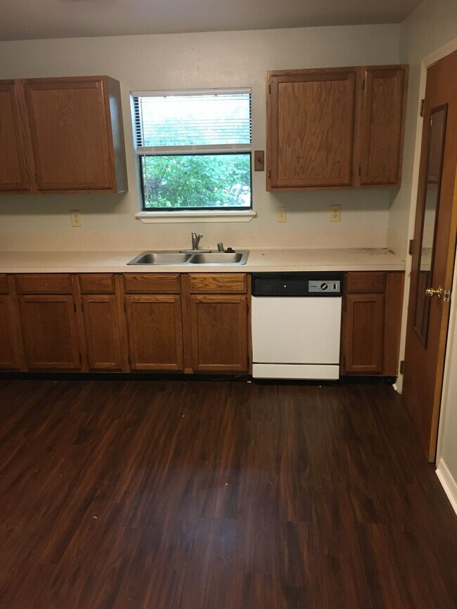 Building Photo - WALKING DISTANCE TO U OF A! STUDENTS WELCO...