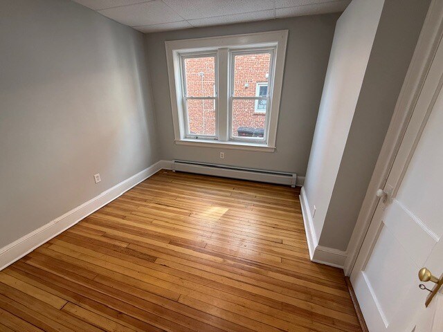 Building Photo - 556 Bond St