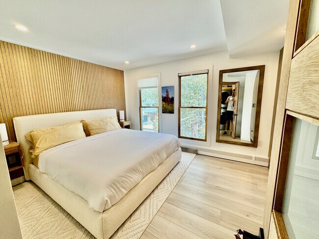 Building Photo - 910 W Hallam St