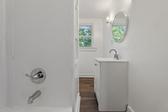 Building Photo - ? Cozy 2-Bedroom Home with Modern Updates ...