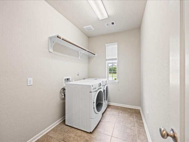 Building Photo - 1614 Mahan Dr