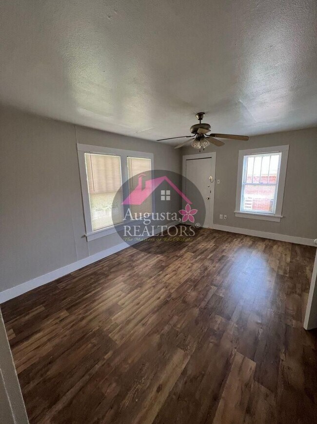 Building Photo - Adorable One Bedroom Duplex!