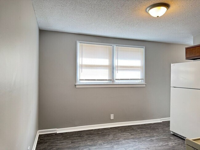 Building Photo - Brick 3 bedroom ranch, large living room, ...